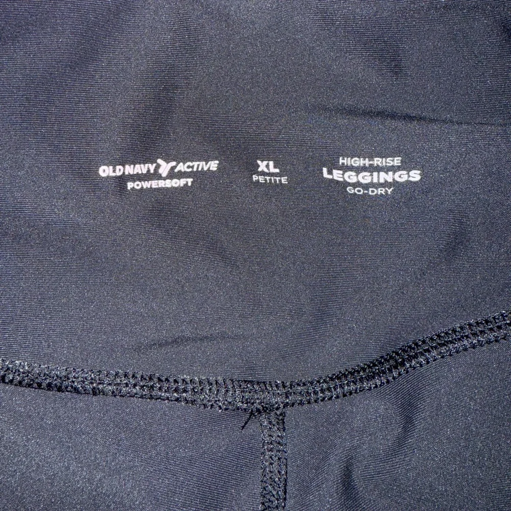 Old Navy Active Powersoft XL Petite High Rise Go-Dry Black cropped Leggings - Picture 4 of 6